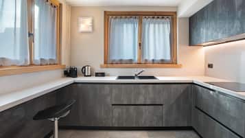 Refrigerador, microondas, horno, placa de cocina