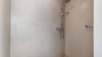 Douche, serviettes fournies