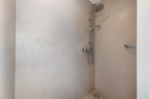 Douche, serviettes fournies