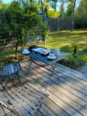 Outdoor dining - La Forestière 2 Guest Room with Private Entrance in a Green Setting (Lacanau)