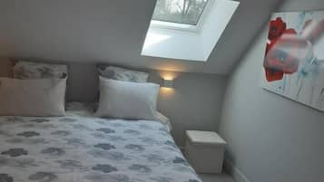 Chambre Familiale, salle de bains privée | Ameublement personnalisé, bureau