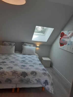 Family Room, Private Bathroom | Individually furnished, desk, laptop workspace, blackout curtains - Oh Fleurs des Champs (Chaumont-sur-Tharonne)