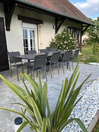 Outdoor dining. Oh Fleurs des Champs