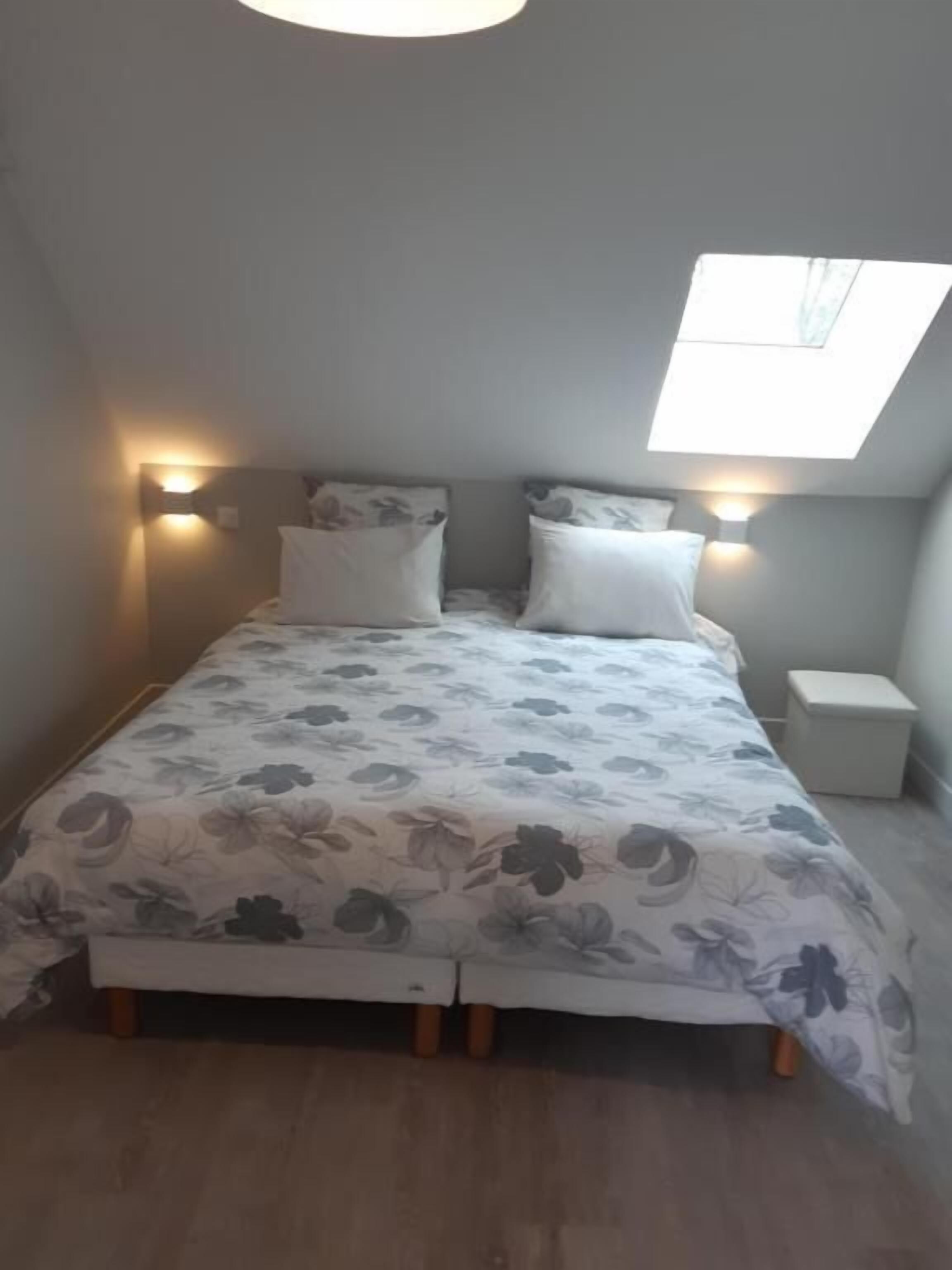 Familierom, privat bad | Blendingsgardiner, lydisolert og wi-fi (inkludert)