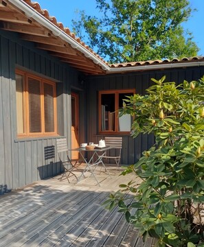 Outdoor dining - La Forestière 3 Guest Room with Private Entrance in a Green Setting (Lacanau)