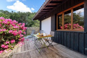 Outdoor dining - La Forestière 3 Guest Room with Private Entrance in a Green Setting (Lacanau)