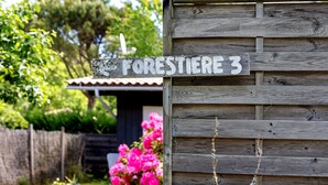 A wooden fence with a sign that reads 'FORESTIERE 3'. - La Forestière 3 Guest Room with Private Entrance in a Green Setting (Lacanau)
