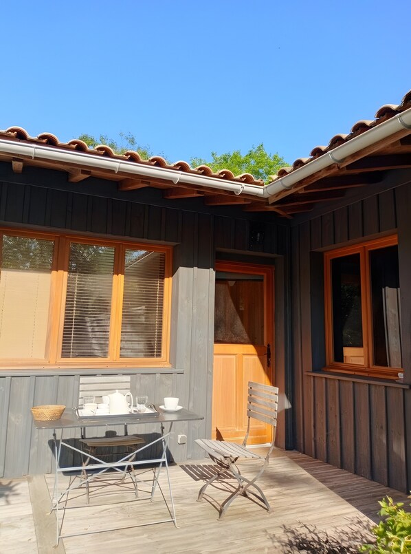 Outdoor dining - La Forestière 3 Guest Room with Private Entrance in a Green Setting (Lacanau)