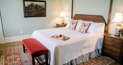 The Headmaster's Suite: Charming, Upscale Getaway at Mustard Seed Hill