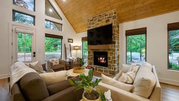 Smart TV, chimenea, libros y biblioteca musical