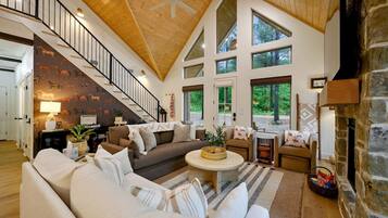 Smart TV, chimenea, libros, biblioteca de música