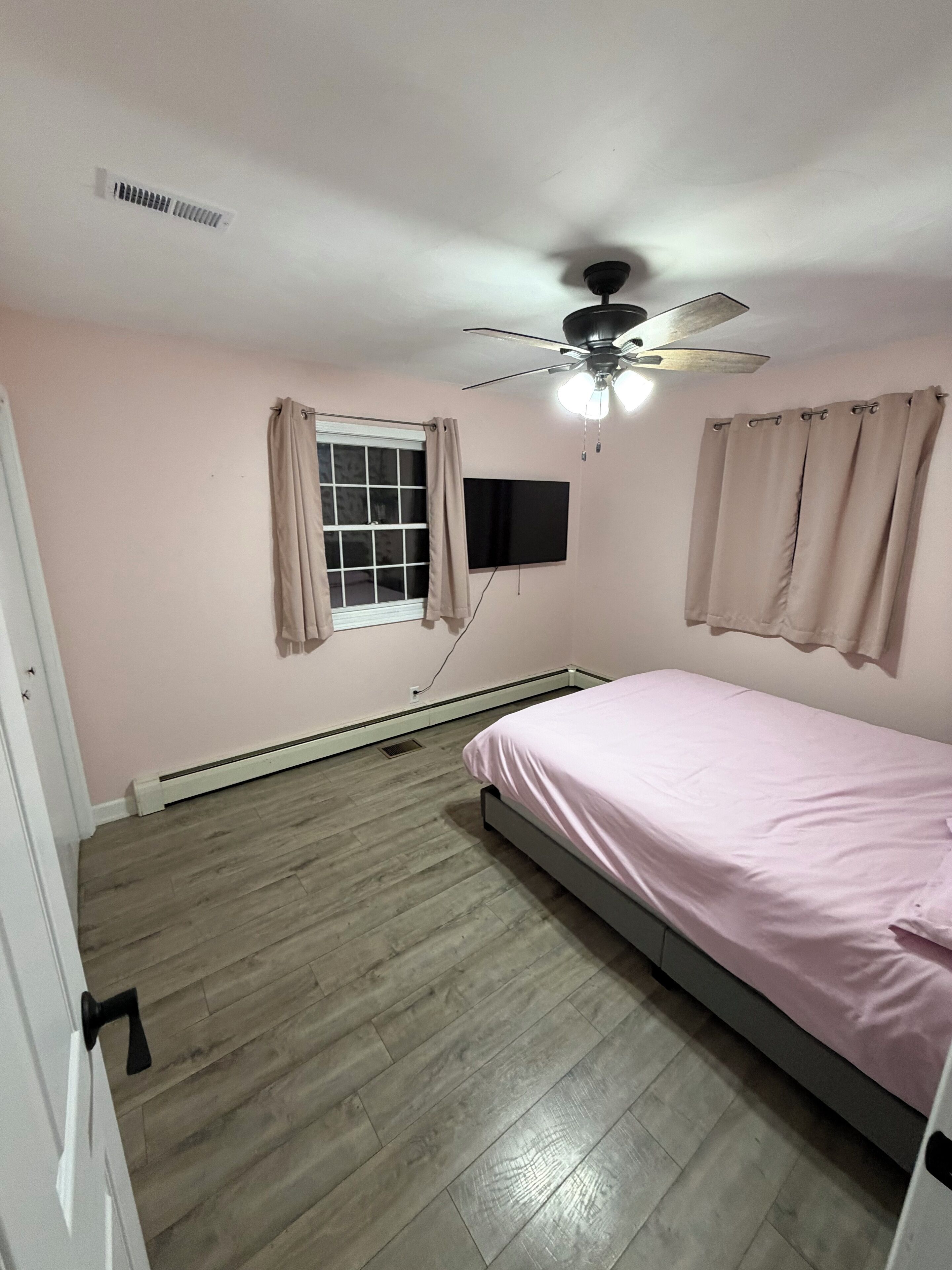 3 slaapkamers, een strijkplank/strijkijzer, wifi, beddengoed