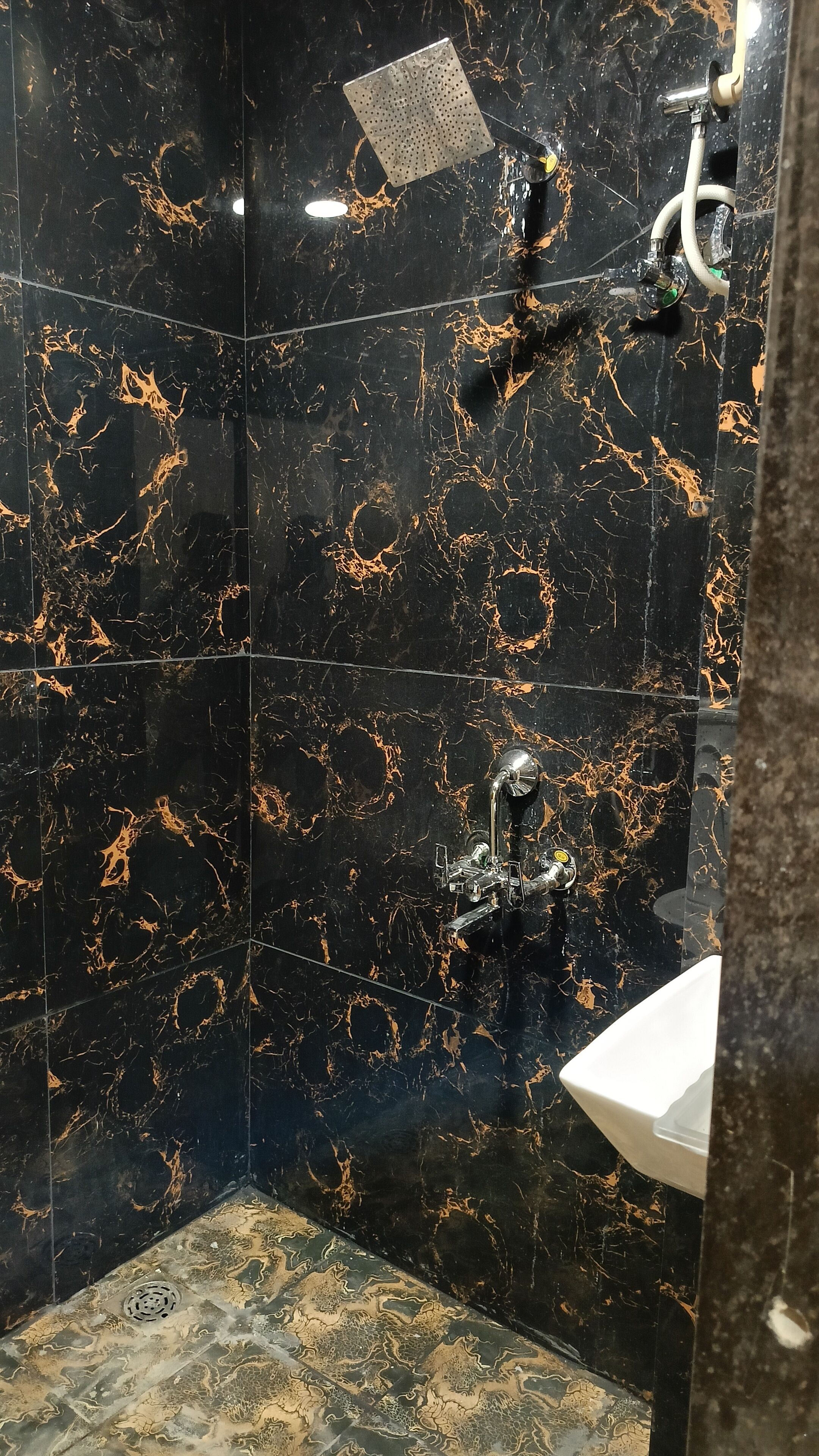 Quarto quádruplo luxo | Banheiro | Chuveiro, chinelos, toalhas de banho, sabonete