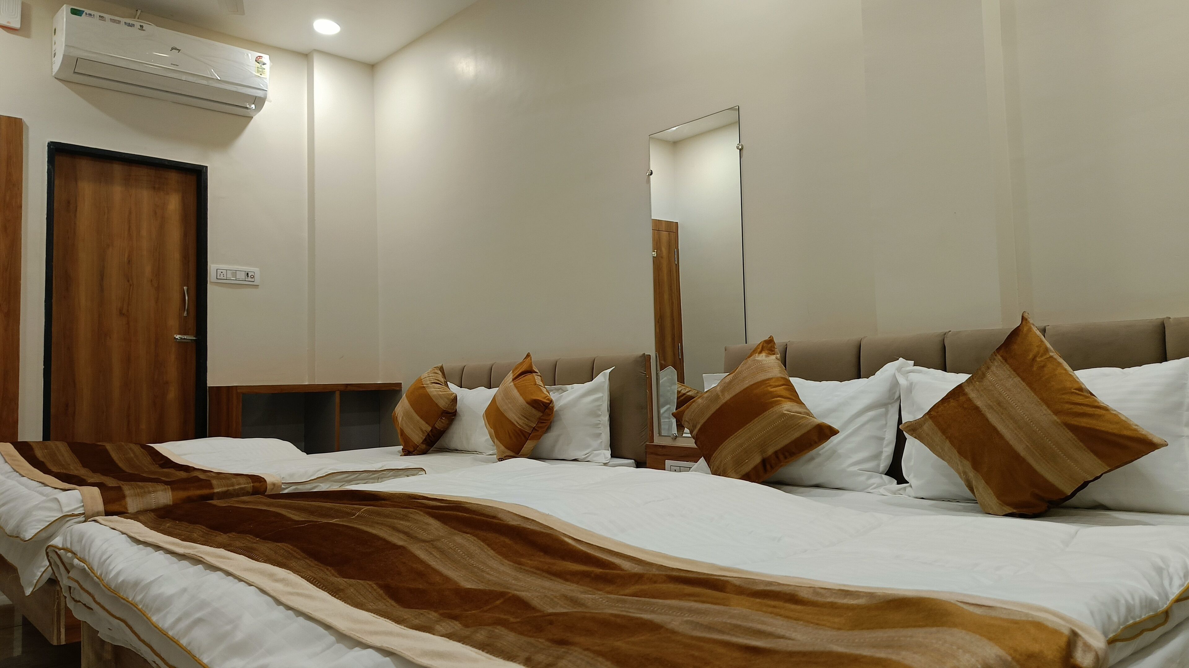 Deluxe Quadruple Room | Free WiFi, bed sheets