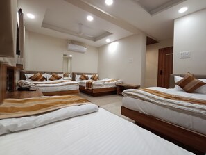 Free WiFi, bed sheets - Shree ShyamRaj Hotel (Ujjain)