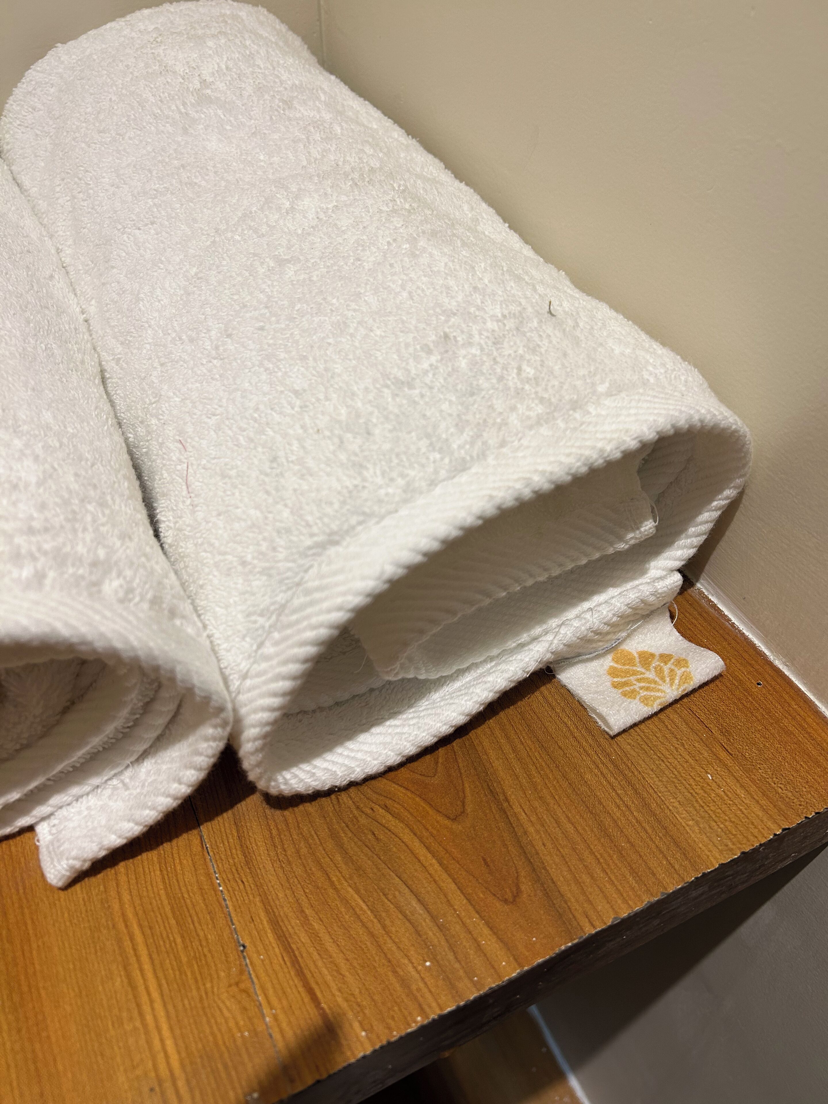 Quarto triplo superior | Comodidades do banheiro | Chuveiro, chinelos, toalhas de banho, sabonete