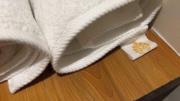 Quarto triplo superior | Comodidades do banheiro | Chuveiro, chinelos, toalhas de banho, sabonete