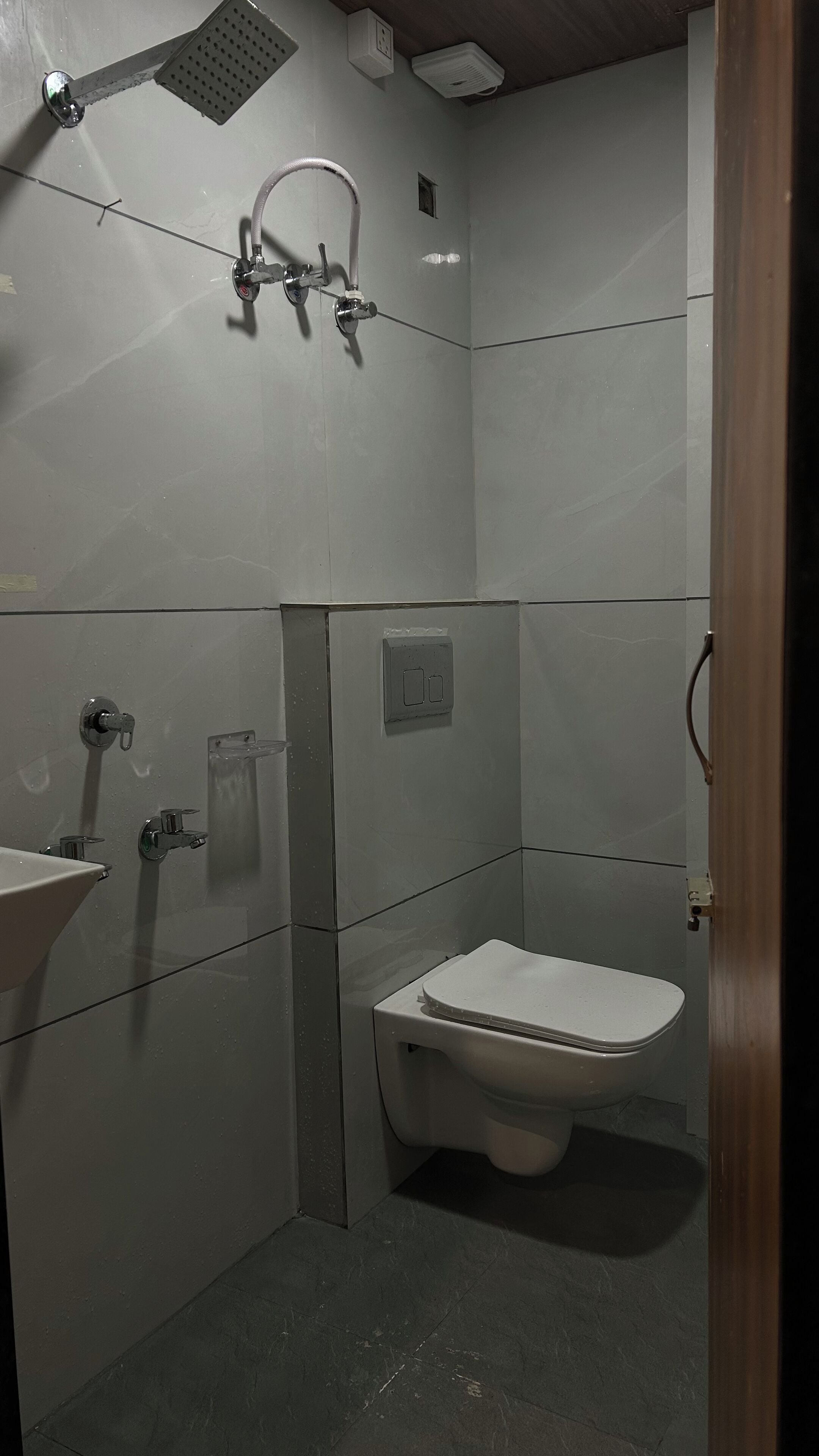 Ducha, pantuflas, toallas, jabón