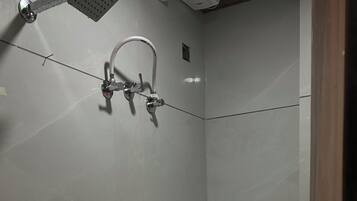 Ducha, pantuflas, toallas, jabón