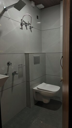 Superior Triple Room | Bathroom | Shower, slippers, towels, soap - Shree ShyamRaj Hotel (Ujjain)