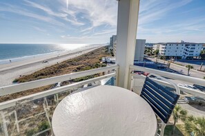 Outdoor dining - North Myrtle Newly Remodeled Oceanfront View Suite (North Myrtle Beach)