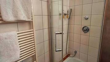 Haartrockner, Handtücher, Seife, Toilettenpapier