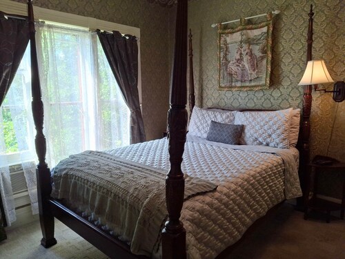 The Tabby Room at The Painted Cat B&B - Just a short walk to Main Street!