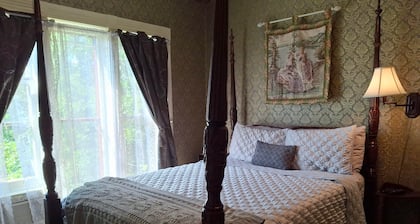 The Tabby Room at The Painted Cat B&B - Just a short walk to Main Street!