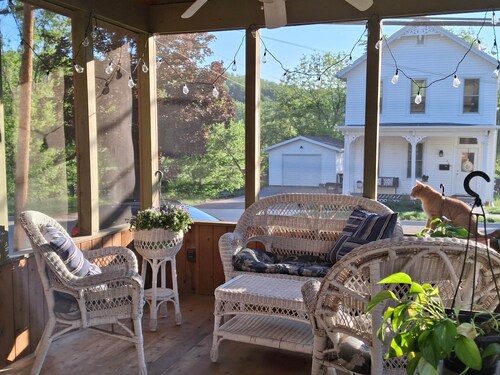 The Russian Blue Room at The Painted Cat B&B - Just a short walk to Main Street!
