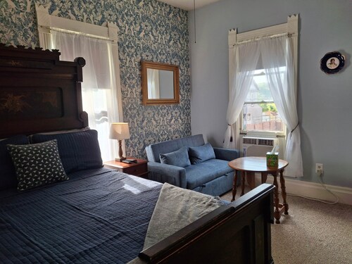 The Russian Blue Room at The Painted Cat B&B - Just a short walk to Main Street!