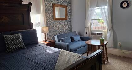 The Russian Blue Room at The Painted Cat B&B - Just a short walk to Main Street!