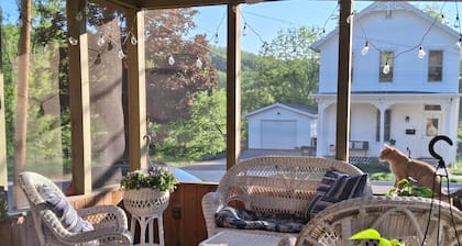 The Persian Room at The Painted Cat B&B - Just a short walk to Main Street!