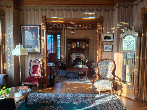 The Persian Room at The Painted Cat B&B - Just a short walk to Main Street!