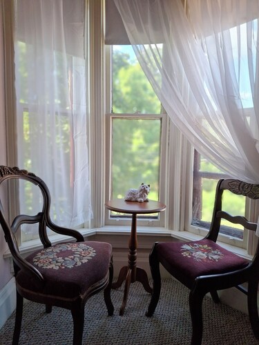 The Persian Room at The Painted Cat B&B - Just a short walk to Main Street!