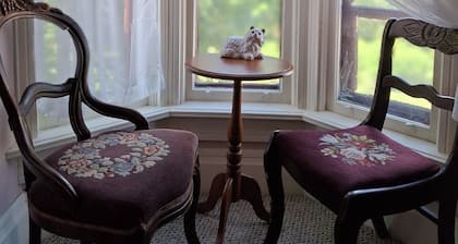 The Persian Room at The Painted Cat B&B - Just a short walk to Main Street!