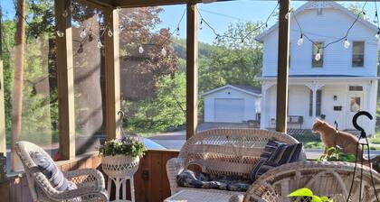 The Calico Room at The Painted Cat B&B - Just a short walk to Main Street!