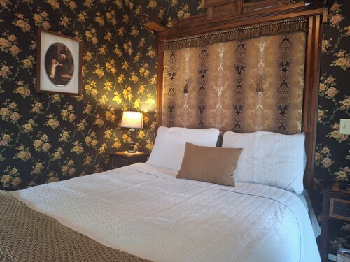 The Calico Room at The Painted Cat B&B - Just a short walk to Main Street!