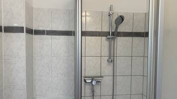 Dusche, Haartrockner, Handtücher, Toilettenpapier