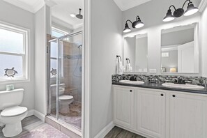 House | Bathroom | Hair dryer, towels, toilet paper - Pet Friendly Beach House - Lazy Palms (Mexico Beach)