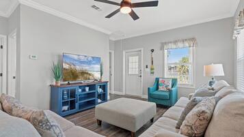 Hus | Vardagsrum | 65-tums smart-tv med digitalkanaler, Netflix och Hulu