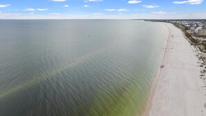 Perto da praia, areia branca 