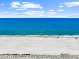 Una playa cerca, arena blanca