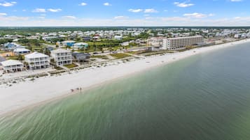 Perto da praia, areia branca