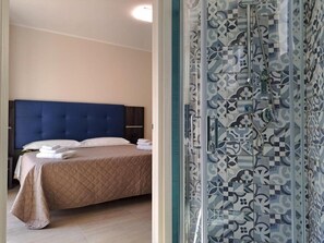 Kamar Double, pemandangan kota | Kamar mandi | Shower, perlengkapan mandi gratis, pengering rambut, dan handuk