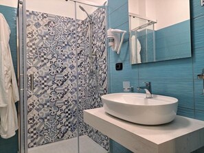 Dusche, kostenlose Toilettenartikel, Haartrockner, Bidet