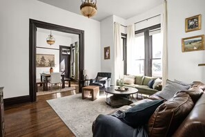 Smart TV, stereo - Cozy Downtown Victorian- Prime Location- Hot Tub- Billiards (Indianapolis)