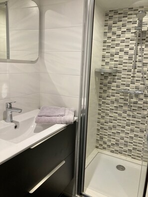 Dusche, Haartrockner, Bidet