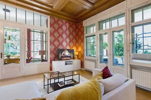 TV - Live Like Royalty – Exclusive Belle Étage with Winter Garden, Veranda & Jacuzzi (Dresden)