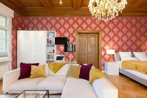 TV - Live Like Royalty – Exclusive Belle Étage with Winter Garden, Veranda & Jacuzzi (Dresden)