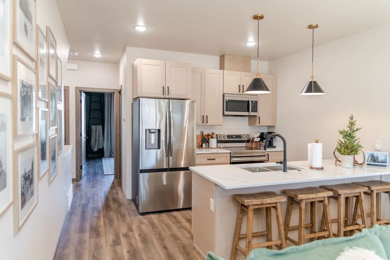 Frigorífico, microondas, horno y placa de cocina